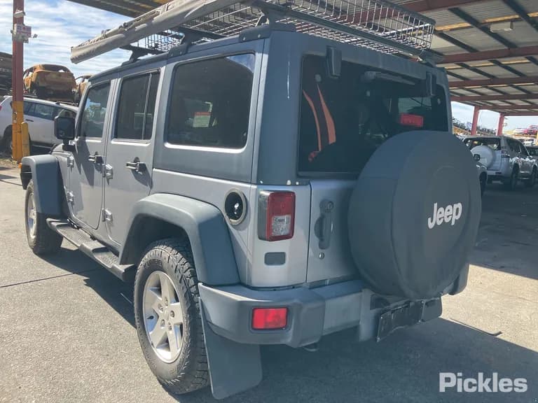 2014 Jeep Wrangler Used VIN 1C4HJWKG1DL663871 – exterior detail 2014 Jeep Wrangler Used VIN 1C4HJWKG1DL663871 – exterior detail