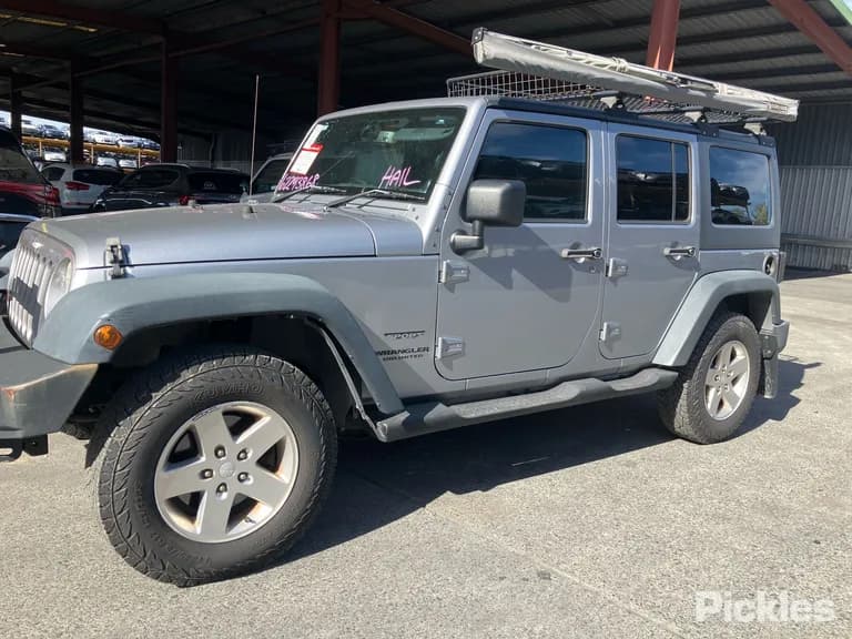 2014 Jeep Wrangler Used VIN 1C4HJWKG1DL663871 – trunk area 2014 Jeep Wrangler Used VIN 1C4HJWKG1DL663871 – trunk area