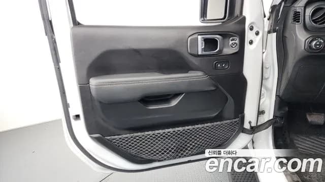 2021 Jeep Wrangler (JL) 2.0 Overland 4Door 80th Edition Sold VIN 1C4HJXEN0MW644663 – trunk area 2021 Jeep Wrangler (JL) 2.0 Overland 4Door 80th Edition Sold VIN 1C4HJXEN0MW644663 – trunk area