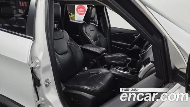 2017 Jeep Cherokee (KL) 2.4 Longitude High AWD Sold VIN 1C4PJMCB0HW622848 – interior seats 2017 Jeep Cherokee (KL) 2.4 Longitude High AWD Sold VIN 1C4PJMCB0HW622848 – interior seats