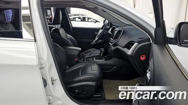 2018 Jeep Cherokee (KL) 2.4 Longitude High AWD Sold VIN 1C4PJMCB2JD607060 – trunk area 2018 Jeep Cherokee (KL) 2.4 Longitude High AWD Sold VIN 1C4PJMCB2JD607060 – trunk area