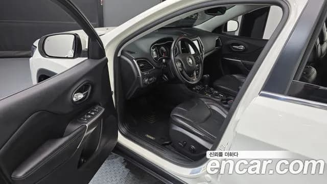 2019 Jeep Cherokee (KL) 2.4 Longitude High AWD Sold VIN 1C4PJMCB9KD125008 – trunk area 2019 Jeep Cherokee (KL) 2.4 Longitude High AWD Sold VIN 1C4PJMCB9KD125008 – trunk area