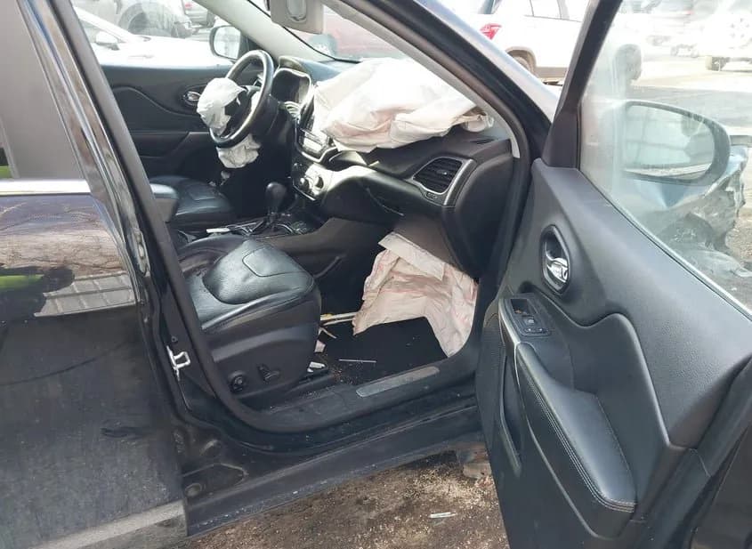 2019 JEEP Cherokee Used VIN 1C4PJMDX8KD444684 – undercarriage 2019 JEEP Cherokee Used VIN 1C4PJMDX8KD444684 – undercarriage