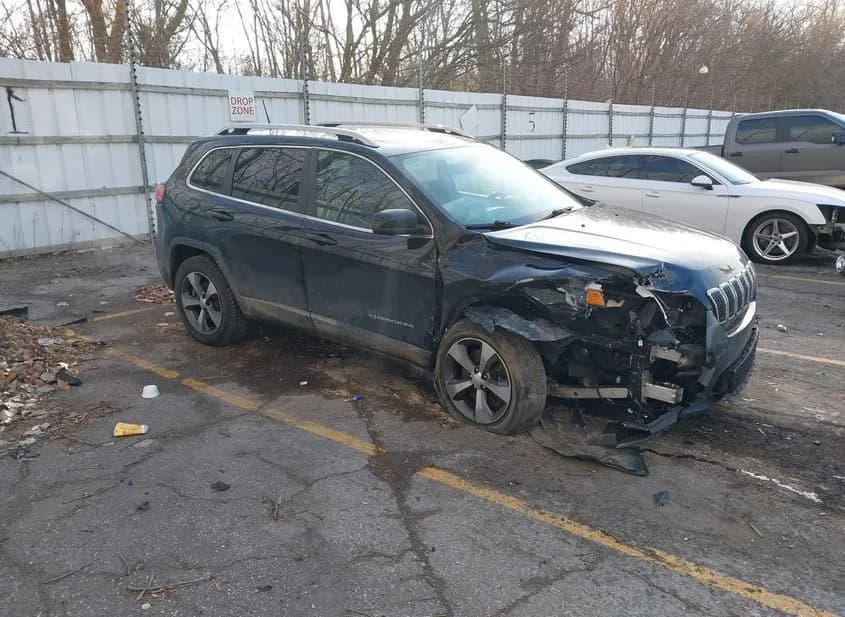 2019 JEEP Cherokee Used VIN 1C4PJMDX8KD444684 – photo 13 2019 JEEP Cherokee Used VIN 1C4PJMDX8KD444684 – photo 13