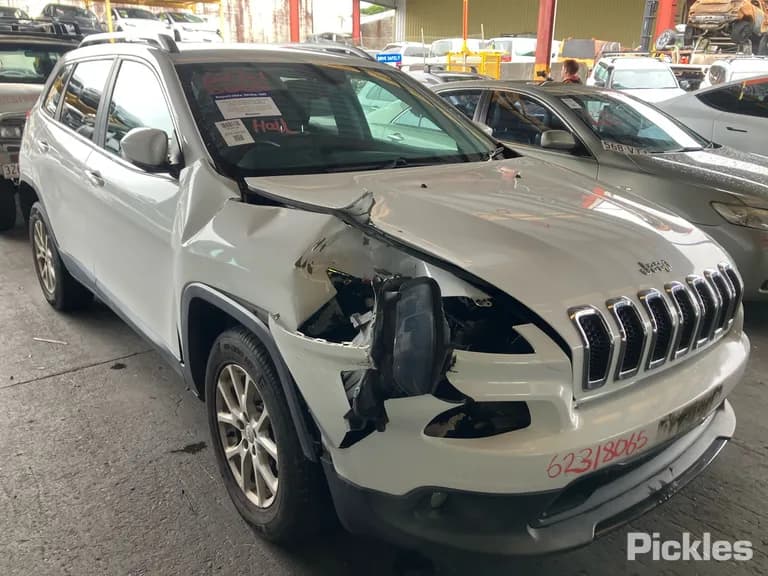 2014 Jeep Cherokee Used VIN 1C4PJMGS5EW280156 – exterior detail 2014 Jeep Cherokee Used VIN 1C4PJMGS5EW280156 – exterior detail