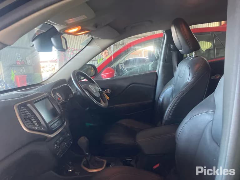 2014 Jeep Cherokee Used VIN 1C4PJMHS5FW518877 – trunk area 2014 Jeep Cherokee Used VIN 1C4PJMHS5FW518877 – trunk area