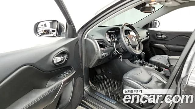 2019 Jeep Cherokee (KL) 2.2 Diesel Overland 4WD Sold VIN 1C4PJMJU4KD260403 – trunk area 2019 Jeep Cherokee (KL) 2.2 Diesel Overland 4WD Sold VIN 1C4PJMJU4KD260403 – trunk area