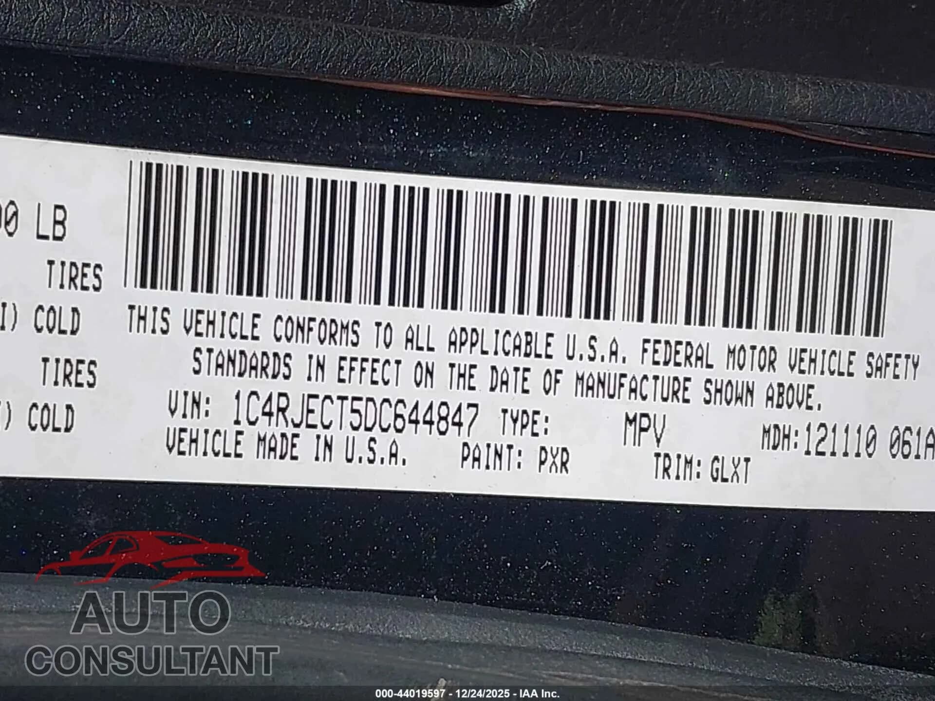 2013 JEEP GRAND CHEROKEE Damaged VIN 1C4RJECT5DC644847 – trunk area 2013 JEEP GRAND CHEROKEE Damaged VIN 1C4RJECT5DC644847 – trunk area