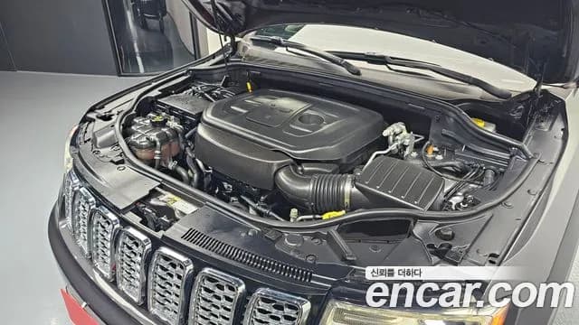 2019 Jeep Grand Cherokee 3.6 Overland Sold VIN 1C4RJFCG8KC760002 – exterior detail 2019 Jeep Grand Cherokee 3.6 Overland Sold VIN 1C4RJFCG8KC760002 – exterior detail