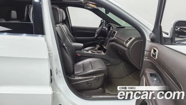 2017 Jeep Grand Cherokee 3.0 Diesel Overland Summit Sold VIN 1C4RJFJM4HC832671 – trunk area 2017 Jeep Grand Cherokee 3.0 Diesel Overland Summit Sold VIN 1C4RJFJM4HC832671 – trunk area