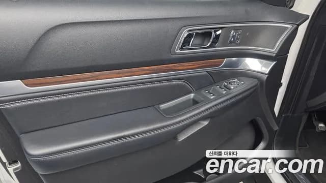 2017 Ford Explorer 3.5 Limited 4WD Sold VIN 1FM5K8F81HGD71033 – interior seats 2017 Ford Explorer 3.5 Limited 4WD Sold VIN 1FM5K8F81HGD71033 – interior seats