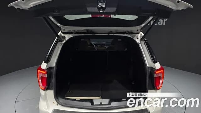 2019 Ford Explorer 2.3 Limited 4WD Sold VIN 1FM5K8FH0KGA74679 – trunk area 2019 Ford Explorer 2.3 Limited 4WD Sold VIN 1FM5K8FH0KGA74679 – trunk area