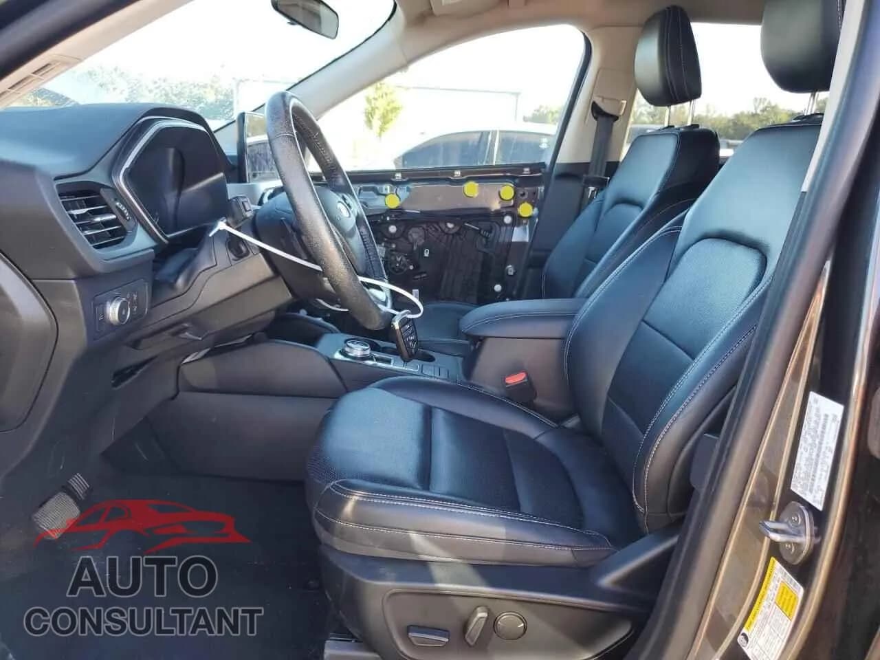 2020 FORD ESCAPE Damaged VIN 1FMCU9H93LUA40039 – exterior detail 2020 FORD ESCAPE Damaged VIN 1FMCU9H93LUA40039 – exterior detail