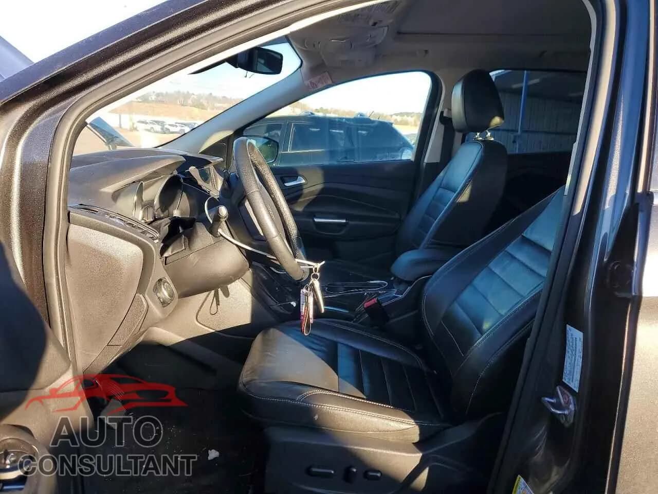 2016 FORD ESCAPE Damaged VIN 1FMCU9J90GUA44954 – exterior detail 2016 FORD ESCAPE Damaged VIN 1FMCU9J90GUA44954 – exterior detail