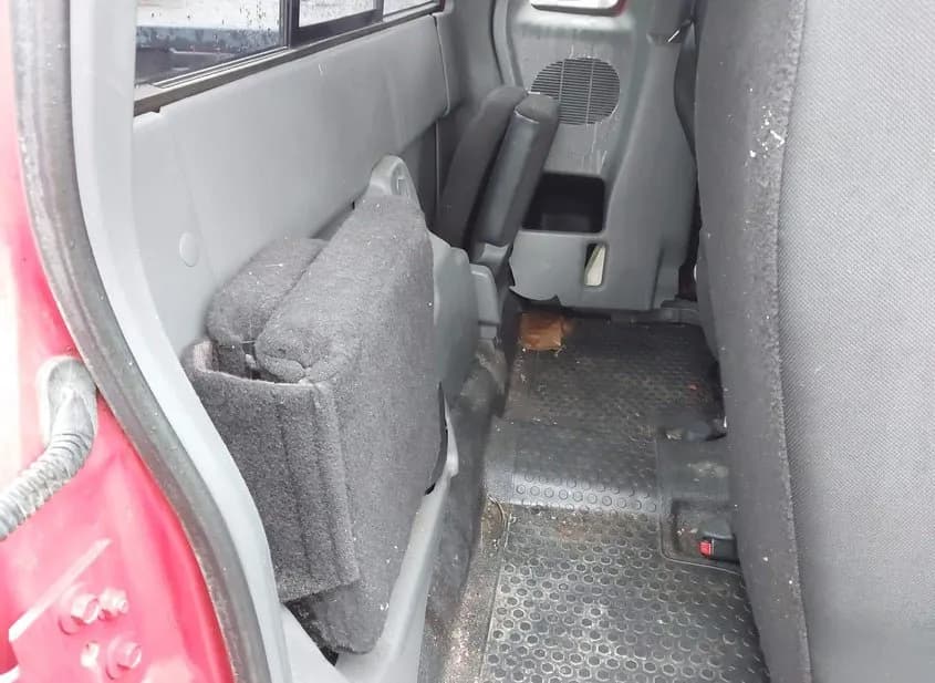 2004 FORD Ranger Used VIN 1FTZR45E04PB49322 – trunk area 2004 FORD Ranger Used VIN 1FTZR45E04PB49322 – trunk area