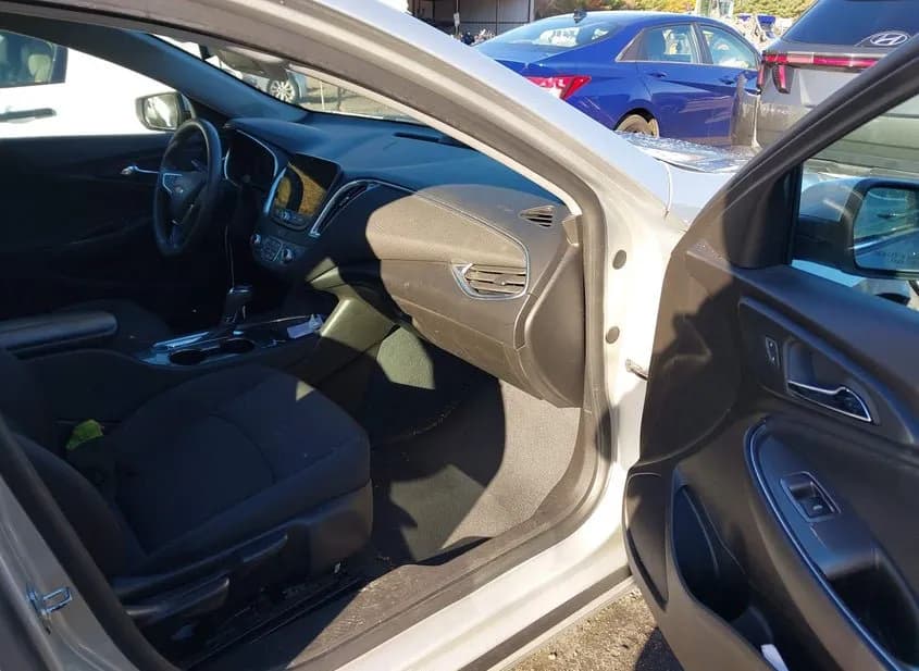 2019 CHEVROLET Malibu Used VIN 1G1ZD5ST7KF163284 – trunk area 2019 CHEVROLET Malibu Used VIN 1G1ZD5ST7KF163284 – trunk area