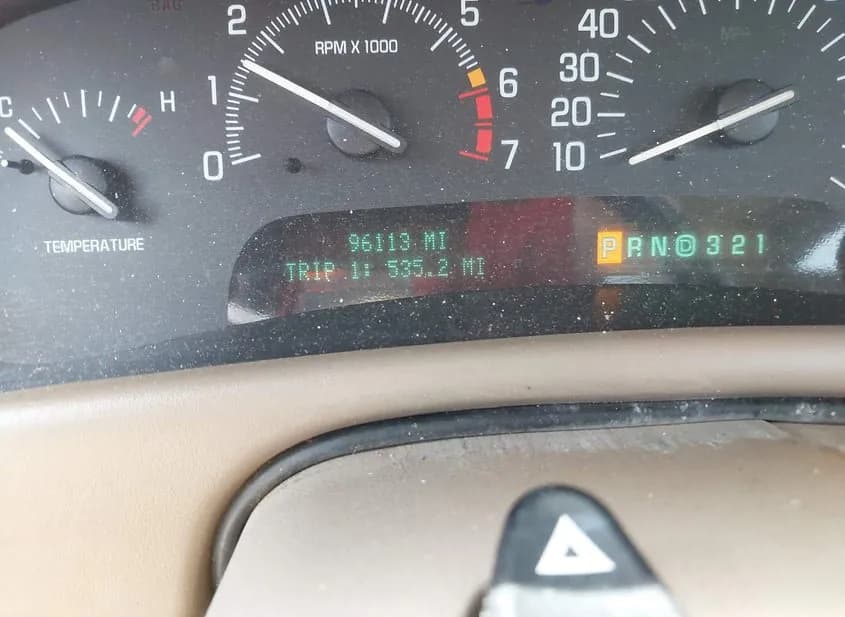 2000 BUICK Park Avenue Used VIN 1G4CW54K5Y4225969 – exterior detail 2000 BUICK Park Avenue Used VIN 1G4CW54K5Y4225969 – exterior detail