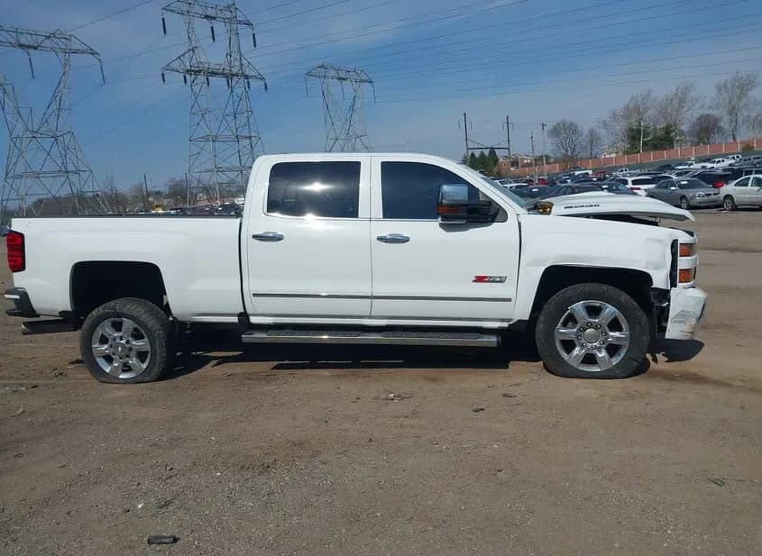 2018 CHEVROLET Silverado Used VIN 1GC1KWEY6JF215347 – photo 12 2018 CHEVROLET Silverado Used VIN 1GC1KWEY6JF215347 – photo 12