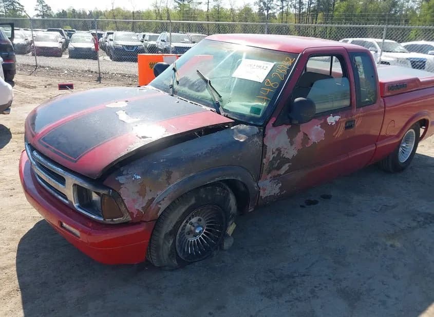 1997 CHEVROLET S-10 Pickup Used VIN 1GCCS19X0VK124746 – engine bay 1997 CHEVROLET S-10 Pickup Used VIN 1GCCS19X0VK124746 – engine bay
