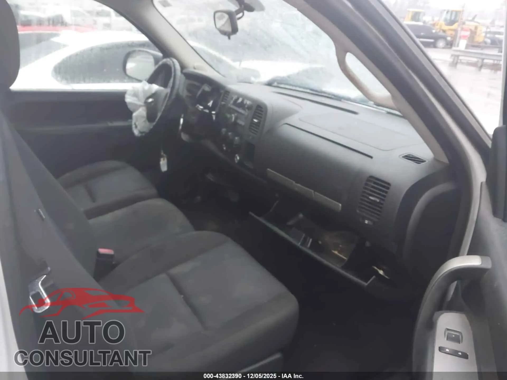 2013 CHEVROLET SILVERADO 1500 Damaged VIN 1GCNCSEA0DZ380064 – interior seats 2013 CHEVROLET SILVERADO 1500 Damaged VIN 1GCNCSEA0DZ380064 – interior seats