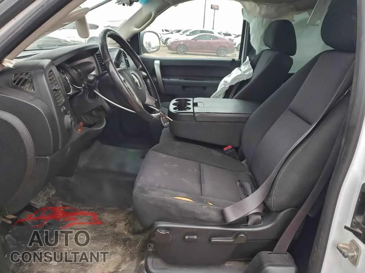 2013 CHEVROLET ALL Models Damaged VIN 1GCRKSE77DZ262313 – exterior detail 2013 CHEVROLET ALL Models Damaged VIN 1GCRKSE77DZ262313 – exterior detail