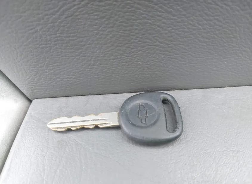 2004 CHEVROLET Trailblazer Used VIN 1GNDS13S342224475 – trunk area 2004 CHEVROLET Trailblazer Used VIN 1GNDS13S342224475 – trunk area