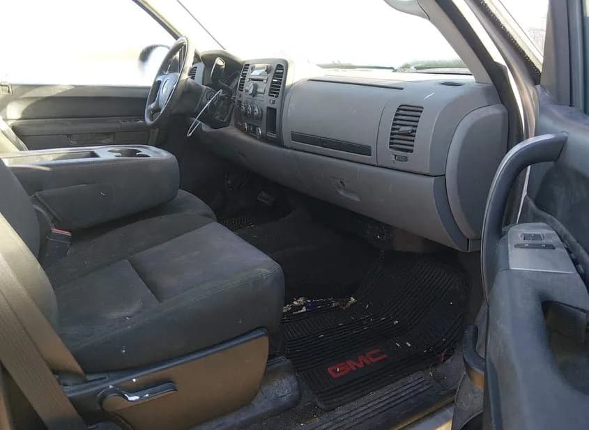 2011 GMC SIERRA Used VIN 1GTR1UEA2BZ326684 – trunk area 2011 GMC SIERRA Used VIN 1GTR1UEA2BZ326684 – trunk area