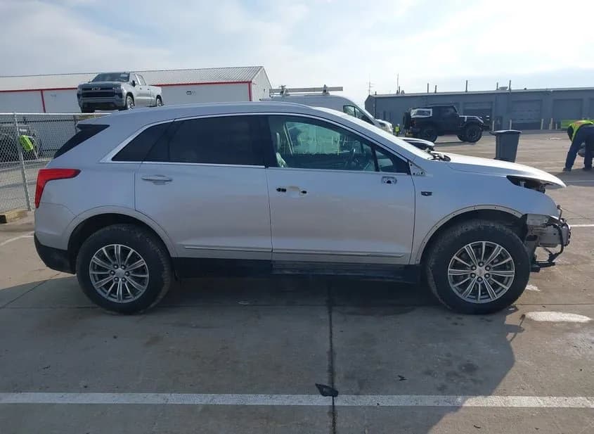 2017 CADILLAC XT5 Used VIN 1GYKNDRS6HZ212571 – exterior detail 2017 CADILLAC XT5 Used VIN 1GYKNDRS6HZ212571 – exterior detail