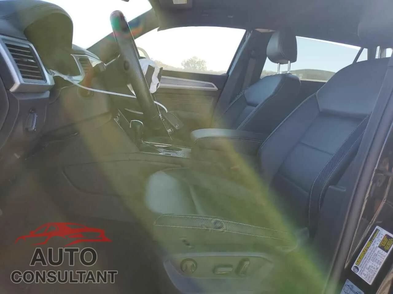 2021 VOLKSWAGEN ATLAS Damaged VIN 1V2PE2CA7MC213823 – exterior detail 2021 VOLKSWAGEN ATLAS Damaged VIN 1V2PE2CA7MC213823 – exterior detail