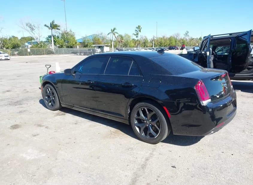 2023 CHRYSLER 300 Used VIN 2C3CCAAG4PH678816 – front exterior 2023 CHRYSLER 300 Used VIN 2C3CCAAG4PH678816 – front exterior