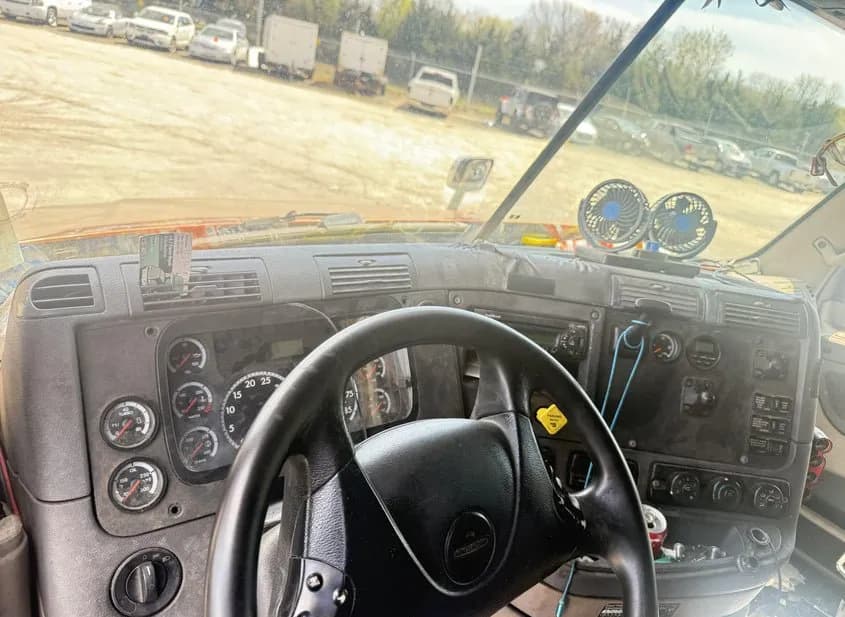 2014 FREIGHTLINER Cascadia Used VIN 3AKJGLD63ESFX9295 – engine bay 2014 FREIGHTLINER Cascadia Used VIN 3AKJGLD63ESFX9295 – engine bay