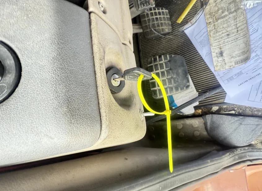 2014 FREIGHTLINER Cascadia Used VIN 3AKJGLD63ESFX9295 – exterior detail 2014 FREIGHTLINER Cascadia Used VIN 3AKJGLD63ESFX9295 – exterior detail