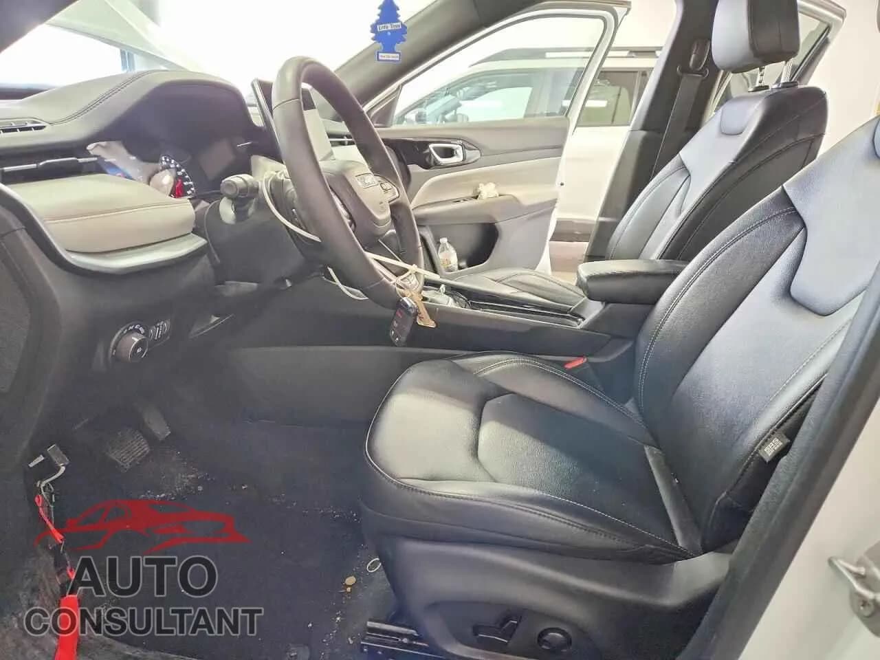 2025 JEEP COMPASS Used VIN 3C4NJDCN5ST564959 – exterior detail 2025 JEEP COMPASS Used VIN 3C4NJDCN5ST564959 – exterior detail