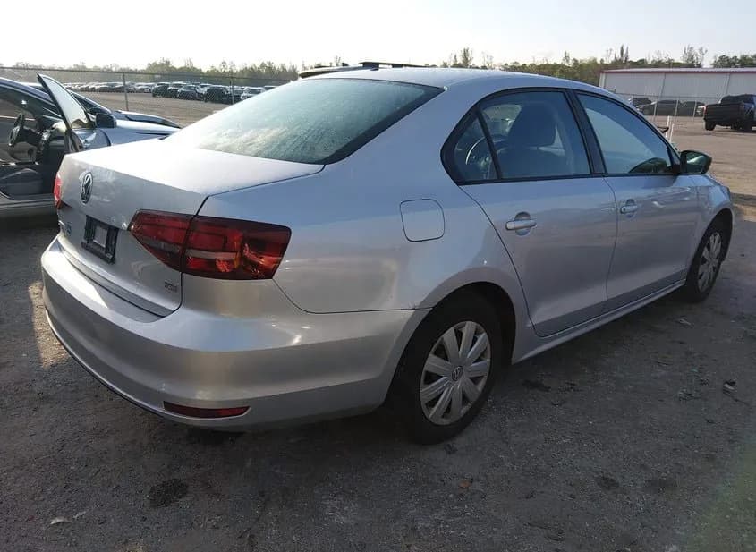 2016 VOLKSWAGEN Jetta Used VIN 3VW167AJ1GM338093 – trunk area 2016 VOLKSWAGEN Jetta Used VIN 3VW167AJ1GM338093 – trunk area
