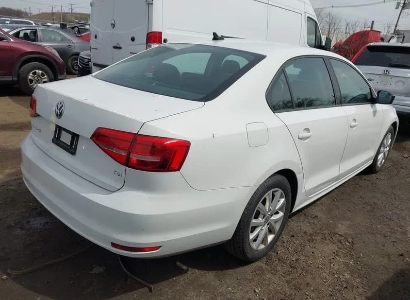 2015 VOLKSWAGEN Jetta Used VIN 3VWD17AJ8FM423457 – trunk area 2015 VOLKSWAGEN Jetta Used VIN 3VWD17AJ8FM423457 – trunk area