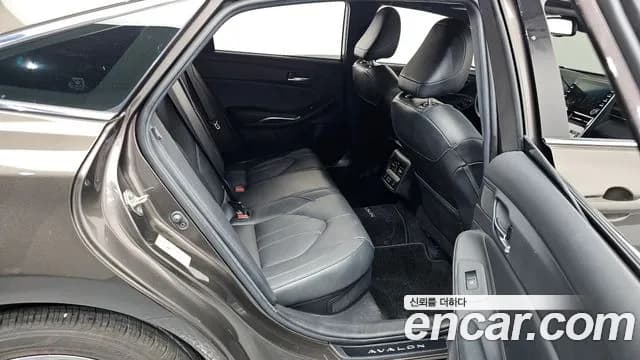 2019 Toyota Avalon 5th Gen 2.5 Hybrid Sold VIN 4T1B21FBXKU008504 – interior seats 2019 Toyota Avalon 5th Gen 2.5 Hybrid Sold VIN 4T1B21FBXKU008504 – interior seats