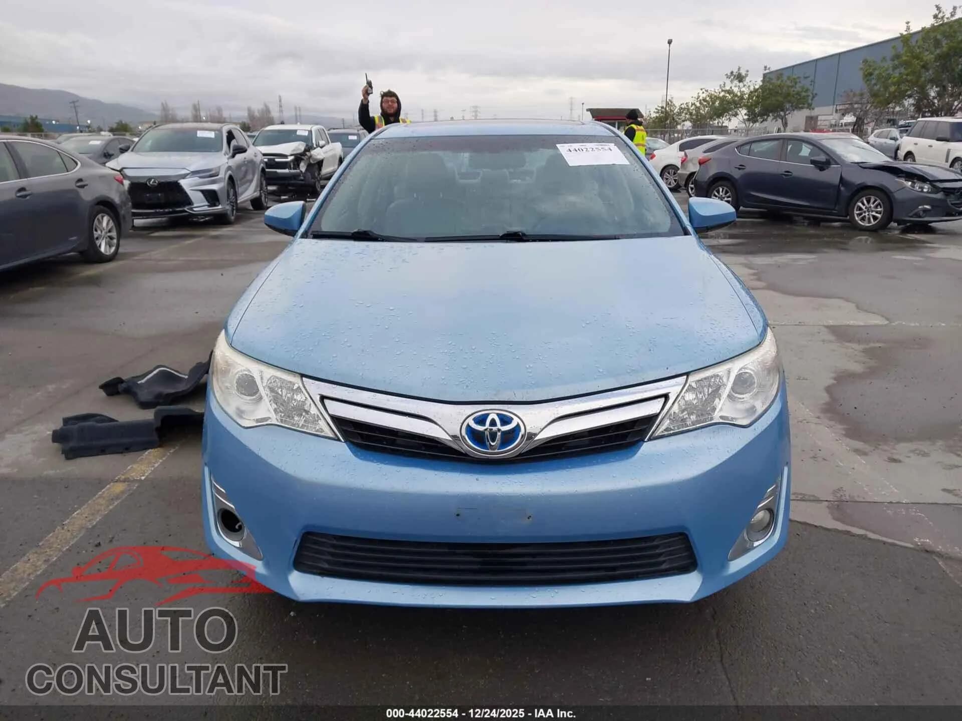 2012 TOYOTA CAMRY HYBRID Damaged VIN 4T1BD1FK1CU007205 – photo 13 2012 TOYOTA CAMRY HYBRID Damaged VIN 4T1BD1FK1CU007205 – photo 13