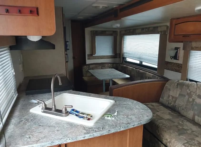 2012 KEYSTONE Keystone Used VIN 4YDT2672XC3150778 – engine bay 2012 KEYSTONE Keystone Used VIN 4YDT2672XC3150778 – engine bay