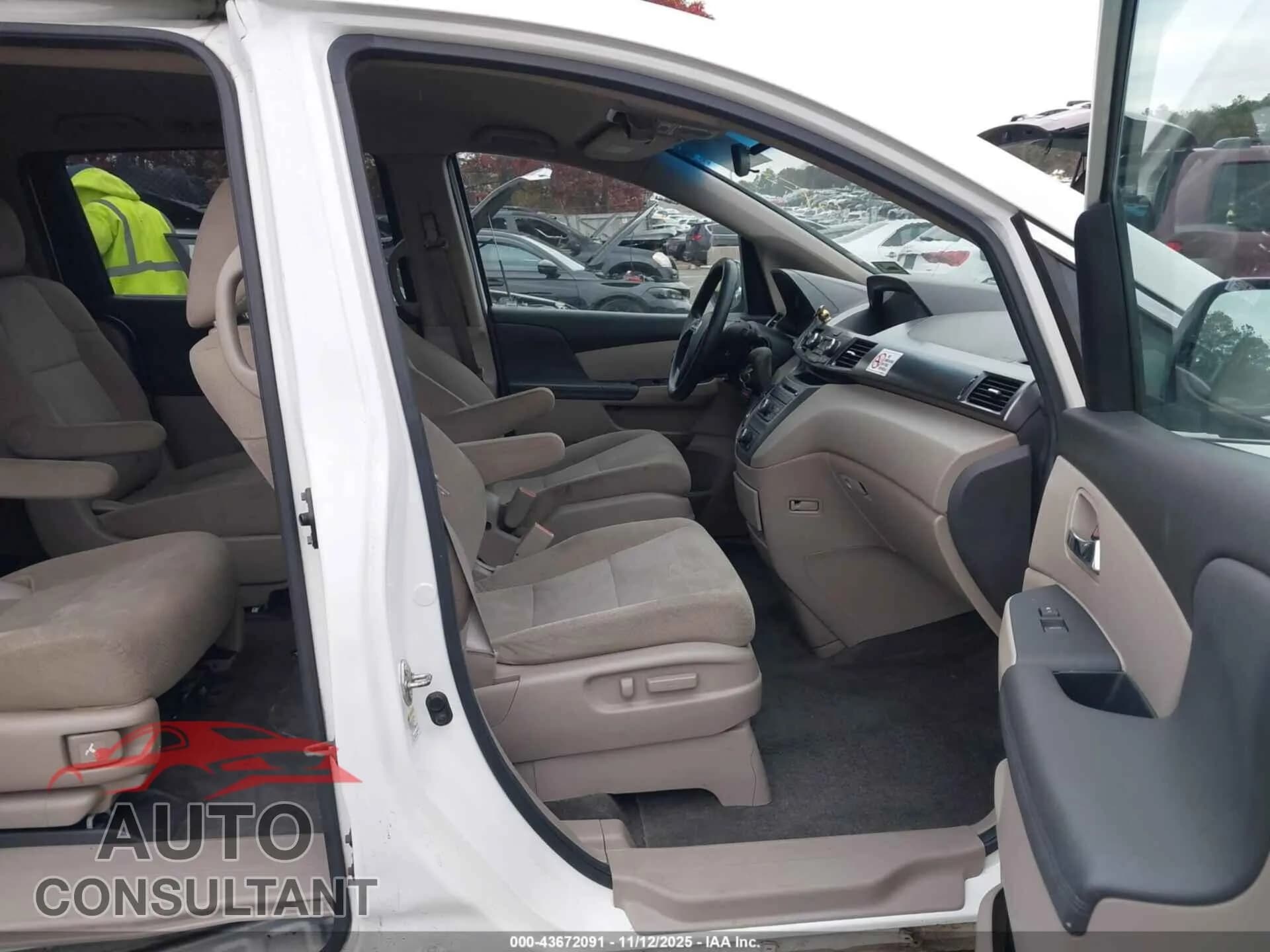 2014 HONDA ODYSSEY Damaged VIN 5FNRL5H2XEB003093 – interior seats 2014 HONDA ODYSSEY Damaged VIN 5FNRL5H2XEB003093 – interior seats
