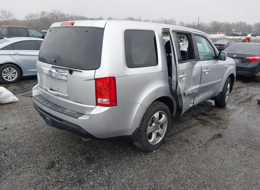 2015 HONDA Pilot Used VIN 5FNYF4H43FB027865 – trunk area 2015 HONDA Pilot Used VIN 5FNYF4H43FB027865 – trunk area