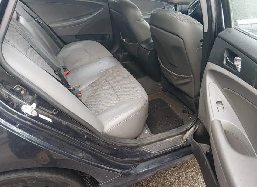 2011 HYUNDAI Sonata Used VIN 5NPEC4AC7BH156233 – trunk area 2011 HYUNDAI Sonata Used VIN 5NPEC4AC7BH156233 – trunk area