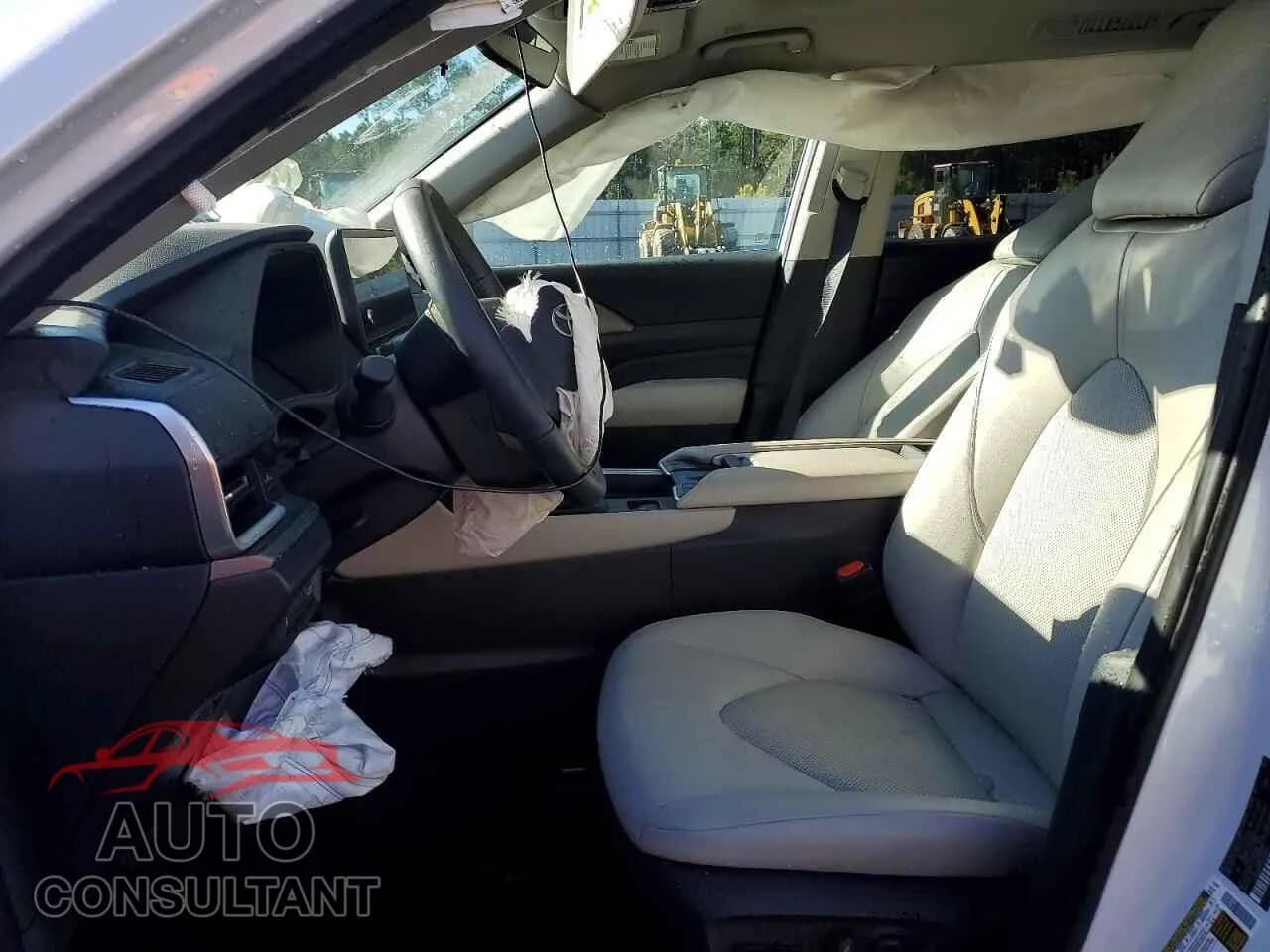 2025 TOYOTA GRAND HIGH Damaged VIN 5TDAAAA56SS026474 – exterior detail 2025 TOYOTA GRAND HIGH Damaged VIN 5TDAAAA56SS026474 – exterior detail