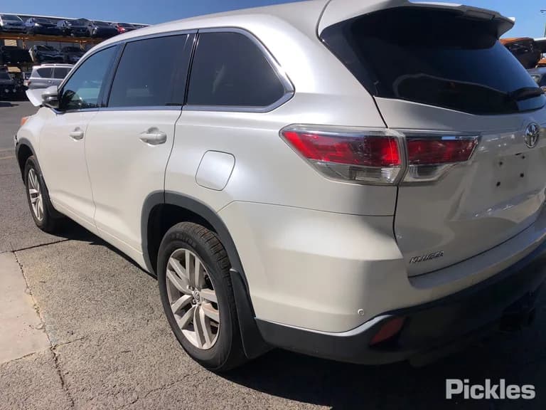 2014 Toyota Kluger Used VIN 5TDBK3FHX0S061578 – engine bay 2014 Toyota Kluger Used VIN 5TDBK3FHX0S061578 – engine bay