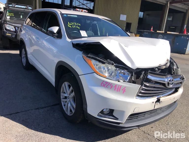 2014 Toyota Kluger Used VIN 5TDBK3FHX0S061578 – exterior detail 2014 Toyota Kluger Used VIN 5TDBK3FHX0S061578 – exterior detail