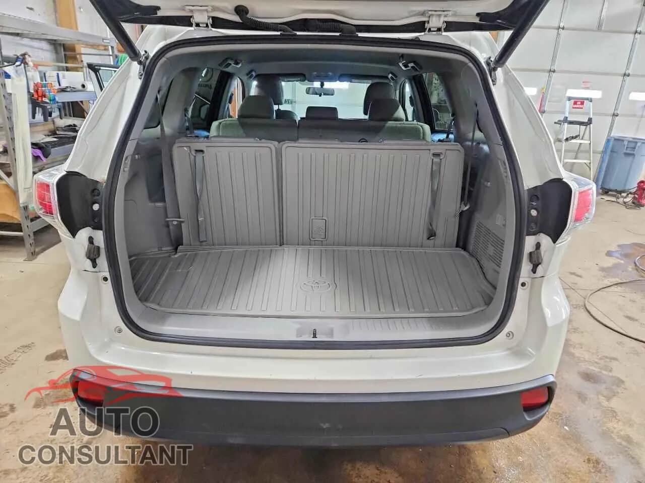 2016 TOYOTA HIGHLANDER Damaged VIN 5TDBKRFH8GS330075 – engine bay 2016 TOYOTA HIGHLANDER Damaged VIN 5TDBKRFH8GS330075 – engine bay