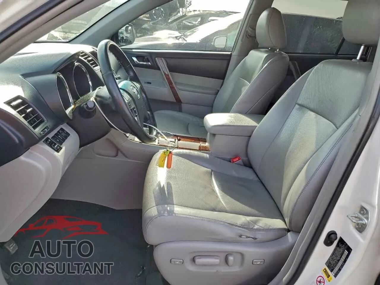 2013 TOYOTA HIGHLANDER Damaged VIN 5TDDK3EH1DS232153 – exterior detail 2013 TOYOTA HIGHLANDER Damaged VIN 5TDDK3EH1DS232153 – exterior detail