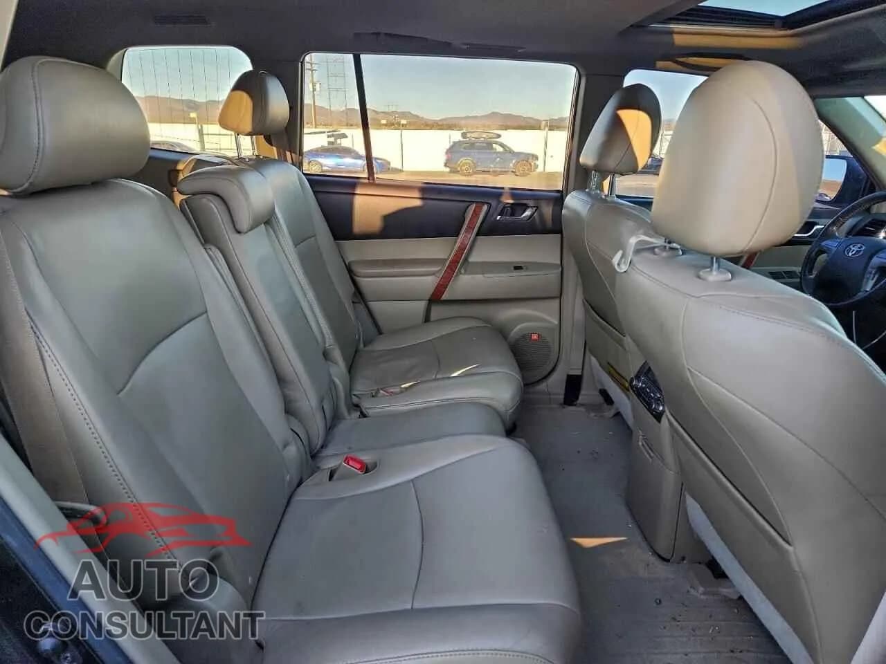 2010 TOYOTA HIGHLANDER Damaged VIN 5TDDK3EH5AS028905 – photo 11 2010 TOYOTA HIGHLANDER Damaged VIN 5TDDK3EH5AS028905 – photo 11