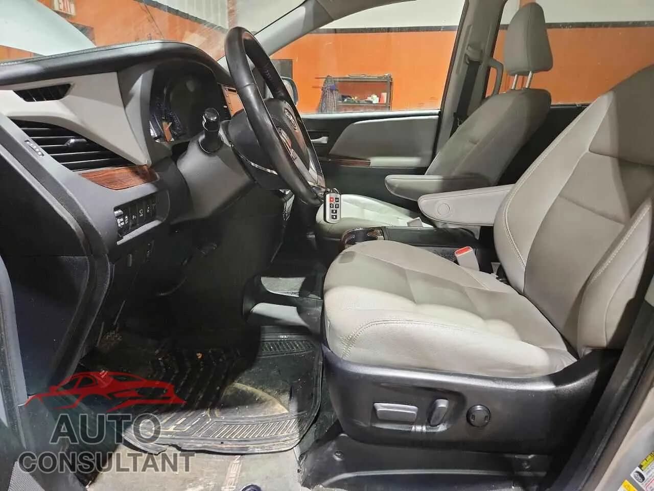 2018 TOYOTA All Models Damaged VIN 5TDDZ3DC4JS205168 – exterior detail 2018 TOYOTA All Models Damaged VIN 5TDDZ3DC4JS205168 – exterior detail