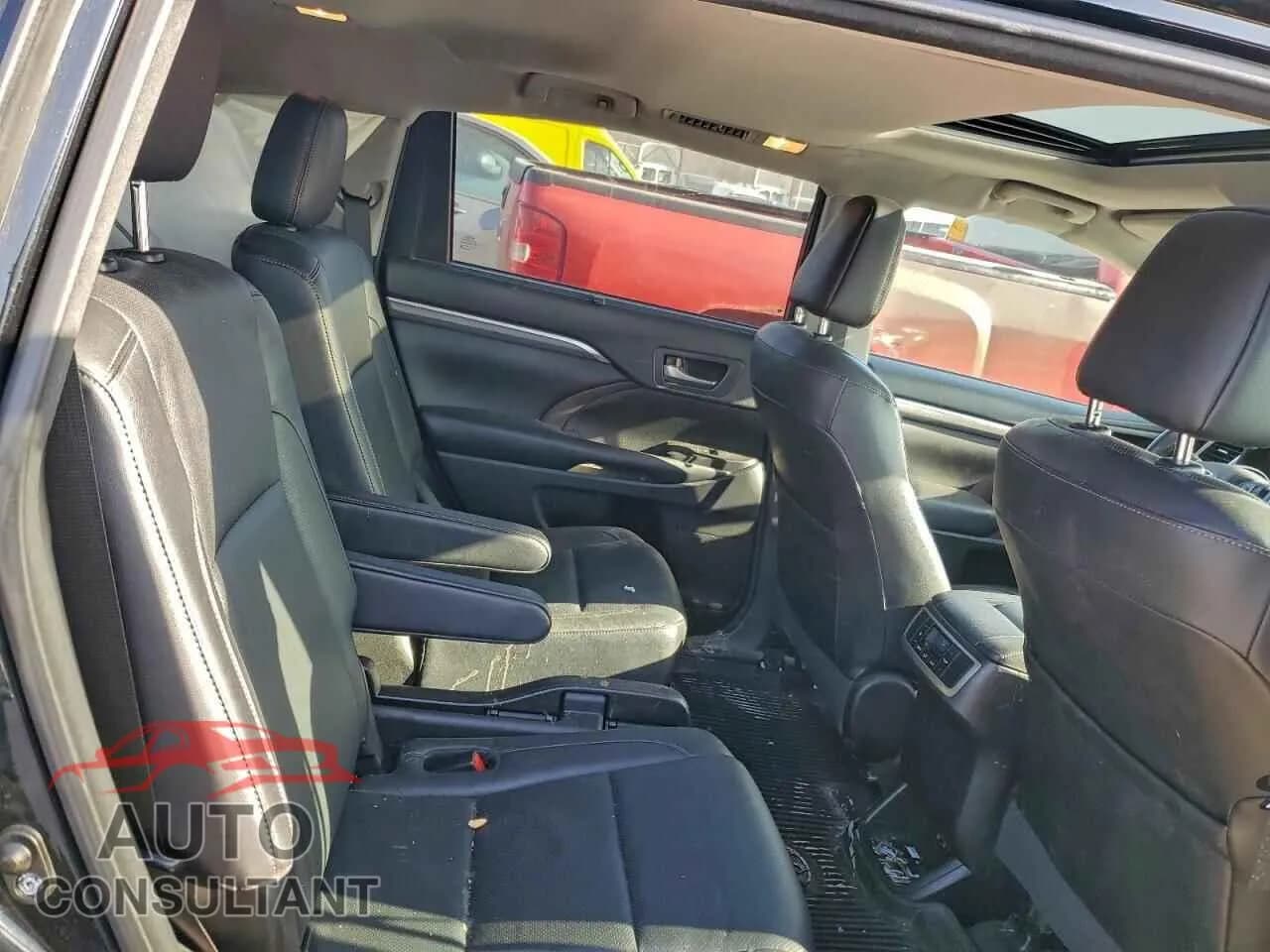 2018 TOYOTA HIGHLANDER Damaged VIN 5TDDZRFH9JS824179 – photo 11 2018 TOYOTA HIGHLANDER Damaged VIN 5TDDZRFH9JS824179 – photo 11