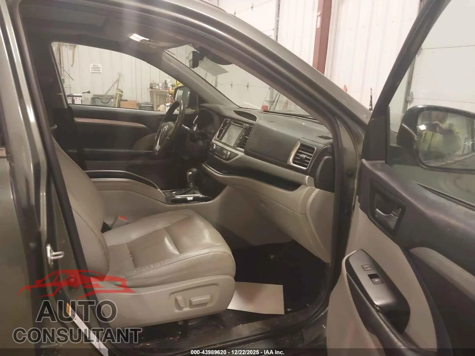 2019 TOYOTA HIGHLANDER HYBRID Damaged VIN 5TDJGRFHXKS075340 – interior seats 2019 TOYOTA HIGHLANDER HYBRID Damaged VIN 5TDJGRFHXKS075340 – interior seats